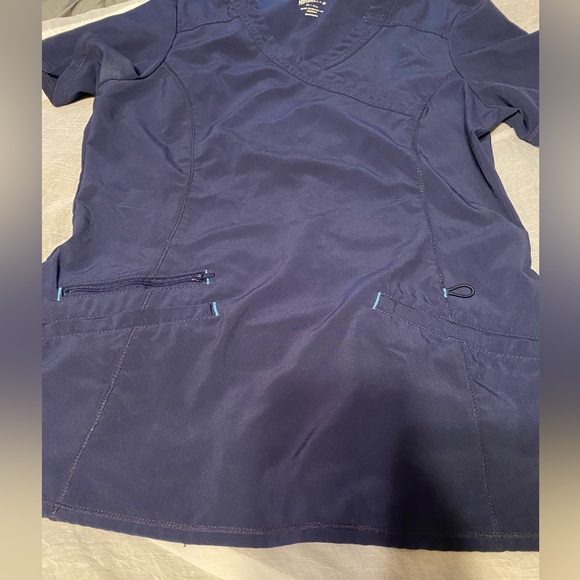Two loose fitting scrub tops - Picture 4 of 5